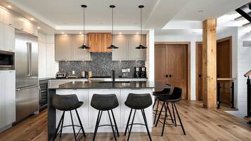 Réfrigérateur, micro-ondes, four, plaque de cuisson