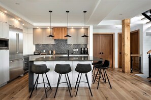 冰箱、微波炉、烤箱、炉灶