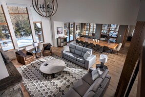 Smart TV, fireplace, ping pong, stereo - Havre Tremblant | Ski-in/out | 5060 sq.ft Luxury Townhouse | Hot Tub\Garage & Pet friendly & Shuttle (Mont-Tremblant)