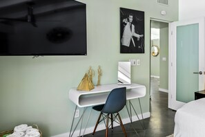 2 室のベッドルーム、デスク、アイロン / アイロン台、WiFi (無料)