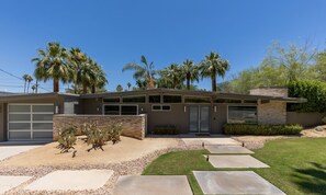 Exterior - Mesa Mid-Century – Chic Poolside Escape (Palm Springs)