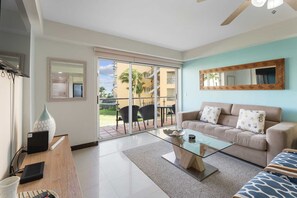TV - Beachfront - Ocean Comfort 2BR condo - P216 (Eagle Beach)