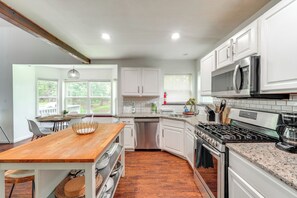 Fridge, microwave, stovetop, dishwasher - Family Home w/ Deck ~ 2 Mi to Camelback Mountain! (Tannersville)