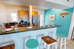 Refrigerador, microondas, parrilla de estufa y lavavajillas 