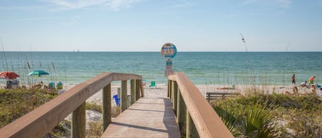 In Strandnähe, Strandtücher, Motorbootfahrt, Angeln