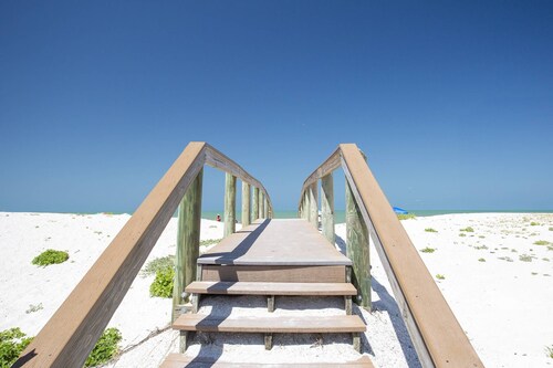 Beachfront on Pass-A-Grille Beach with Pool! Walking Distance to Great Restaurants and Shops.