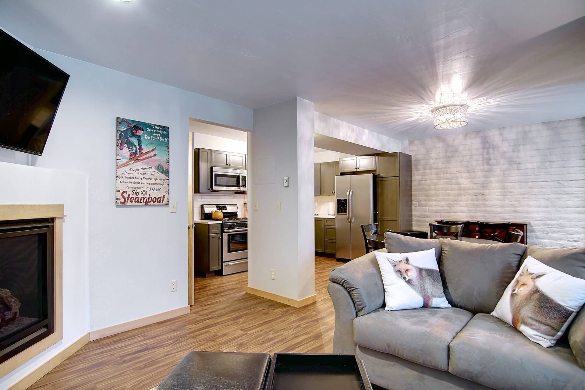 智能電視、壁爐、Netflix、DVD 播放機