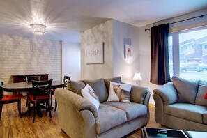 Smart-tv, eldstad, Netflix och böcker