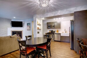 Dining - Remodeled TH Near Resort-Steps to Free Ski/Town Bus Stop+ HotTub-W/D in Unit-Gas Fireplace-Mtn View (Steamboat Springs)