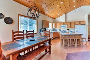 Dining - Forest Views & Beach Access: Family Truckee Gem (Truckee)