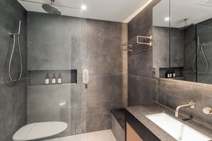 Main Floor - Primary Ensuite