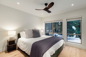 Lower Level - Primary Bedroom With Queen Bed & Ensuite
