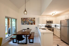 Een koelkast, een microgolfoven, een oven, een kookplaat