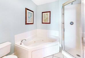 Ensemble douche/baignoire, baignoire à jets, serviettes fournies