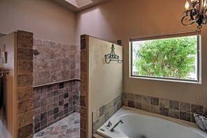 Kostenlose Toilettenartikel, Haartrockner, Handtücher