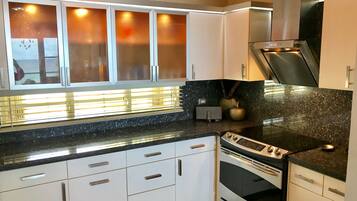 Frigorífico, microondas, horno y placa de cocina