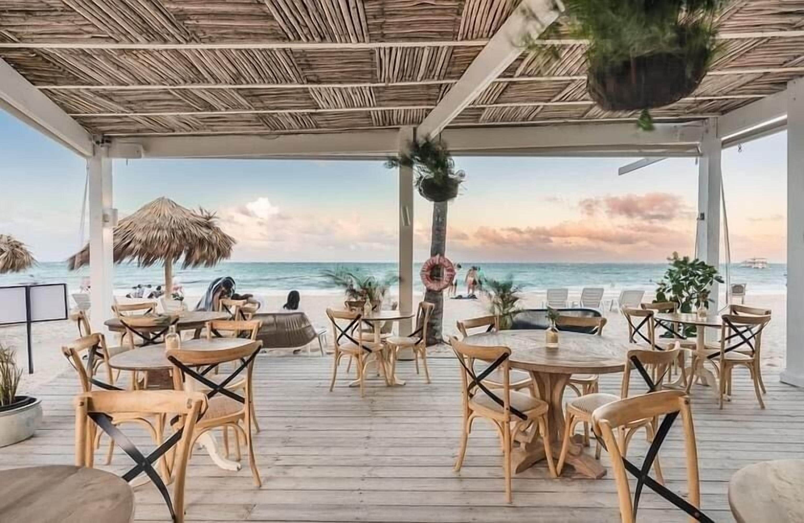 屋外ダイニングエリア