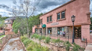 Un bâtiment rose sur lequel on peut lire l’inscription : « The Boppy’s Bar & Grill ».