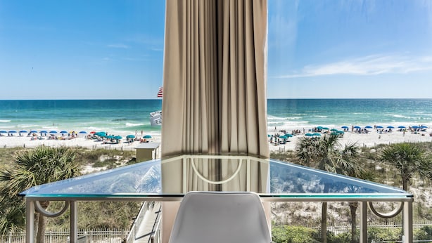 A balcony with a clear view of the beach and ocean. - Beach Front, Heart of Destin, Tennis, Walk to Water Park (Destin)