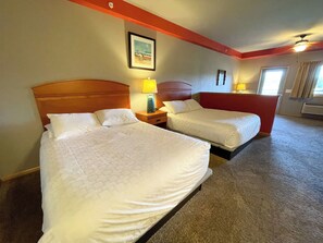 1 bedroom, iron/ironing board, free WiFi, bed sheets - Double Queen Hotel Room @ Spring Brook Resort (Wisconsin Dells)