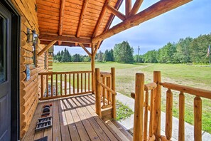 Terrace/patio - Rapid River Log Cabin w/ Loft on 160 Scenic Acres (Rapid River)