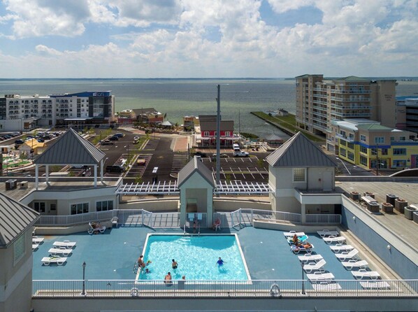Outdoor pool, a rooftop pool - Tastefully decorated 2 bedroom ocean block condo with outdoor pool. Convenient to the beach, shops and restaurants. (Ocean City)