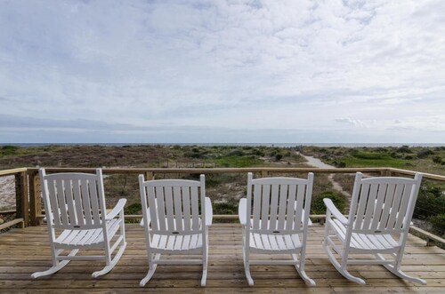 Relaxing ocean-front condo perfect for a getaway!