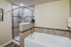 Combined shower/tub, hair dryer, towels