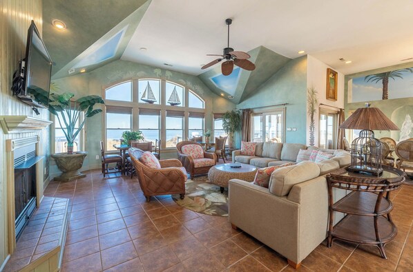 TV, Hulu, streaming services, stereo