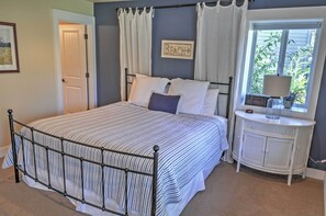 4 bedrooms, iron/ironing board, internet, bed sheets