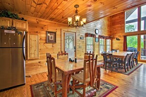 Dining - Expansive Gatlinburg Cabin: Hot Tub, Deck & Grill! (Gatlinburg)