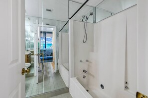Shampoo - Amazing Oceanfront Penthouse SMP (Garden City)