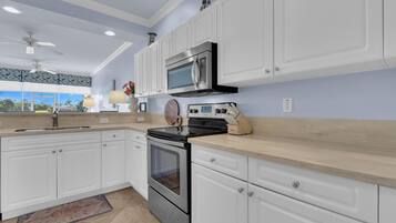 Refrigerador, microondas, horno, placa de cocina