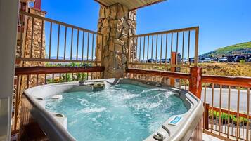 Tina de hidromasaje al aire libre