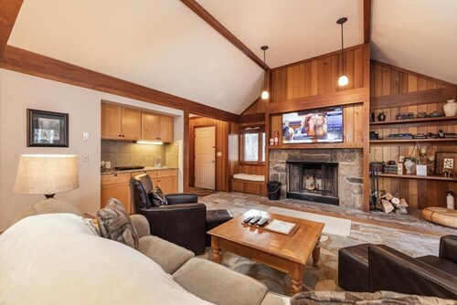 Teewinot D5: Teton Village- Beautiful- Top Floor- Sleeps 10- Pool Access