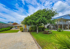 Exterior - The Cottage & The Roost - 3 BR near Nightlife! (Surf City)