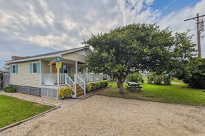 Exterior - Beach Fun Starts at The Cottage & The Roost (Surf City)