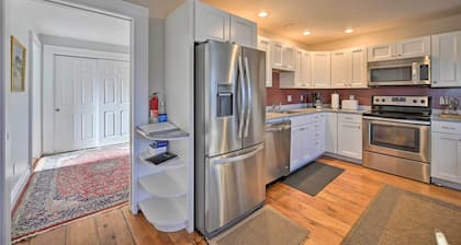 Bright Apartment - 1/2 Mi to Greenport Harbor!