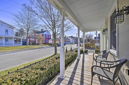 Bright Apartment - 1/2 Mi to Greenport Harbor!