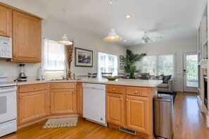 Een koelkast, een magnetron, een oven, een kookplaat