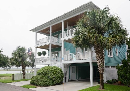 Charming 3 BR townhouse with sound views!