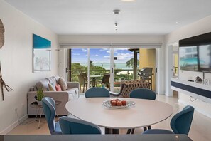 Télévision, lecteur de DVD, chaîne hi-fi