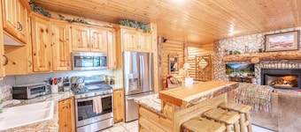 Trin fra Silver Lake Lodge - 1. sal Hjem m / 2 Mestre, Privat Hot Tub, Gourmet K��kken og Pool!