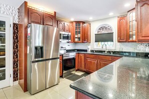 Réfrigérateur, micro-ondes, plaque de cuisson, lave-vaisselle