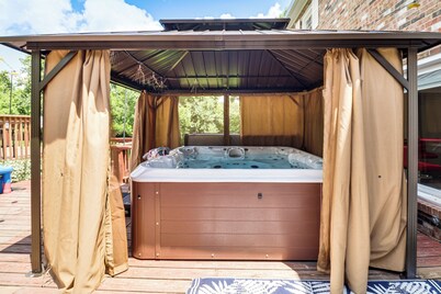 'Hidden Paradise' on 5 Acres w/ Hot Tub & Deck!