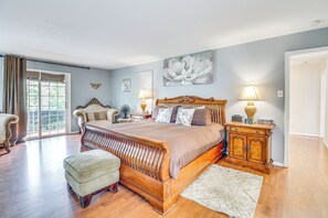 5 bedrooms, desk, iron/ironing board, travel cot - 'Hidden Paradise' on 5 Acres w/ Hot Tub & Deck! (Florissant)