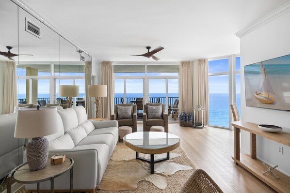 Smart TV, DVD player - Beach Front, Floor to Ceiling Windows, Updated Kitchen (Destin)