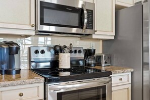 Kylskåp, mikrovågsugn, ugn och spishäll