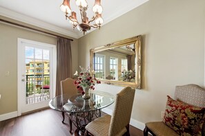 Dining - Magical water views of Lake and Pool!  2 Bed/2bath 30 minutes to the strip (Henderson)