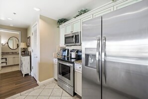 Fridge, microwave, oven, stovetop - Magical water views of Lake and Pool!  2 Bed/2bath 30 minutes to the strip (Henderson)